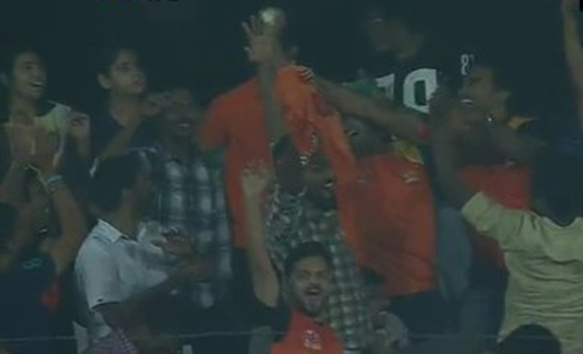 IPL Crowd catch