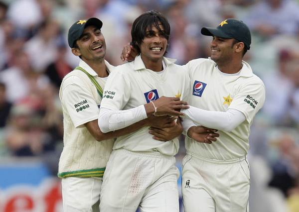 Mohammad Amir of Pakistan (C) celebrates