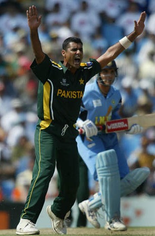Pakistani Captain Waqar Younis leads the team out on the field (Photo Source: Vic Isaacs / © Victor Isaacs)